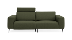 Grøn to-personers sofa med justerbar nakkestøtte, set forfra på hvid baggrund.