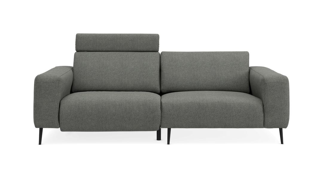 Grå 2-personers sofa med justerbar nakkestøtte, frontvisning på neutral baggrund.
