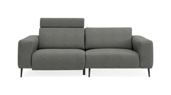 Grå 2-personers sofa med justerbar nakkestøtte, frontvisning på neutral baggrund.