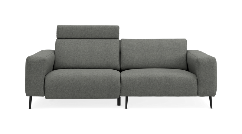 Grå 2-personers sofa med justerbar nakkestøtte, frontvisning på neutral baggrund._ps