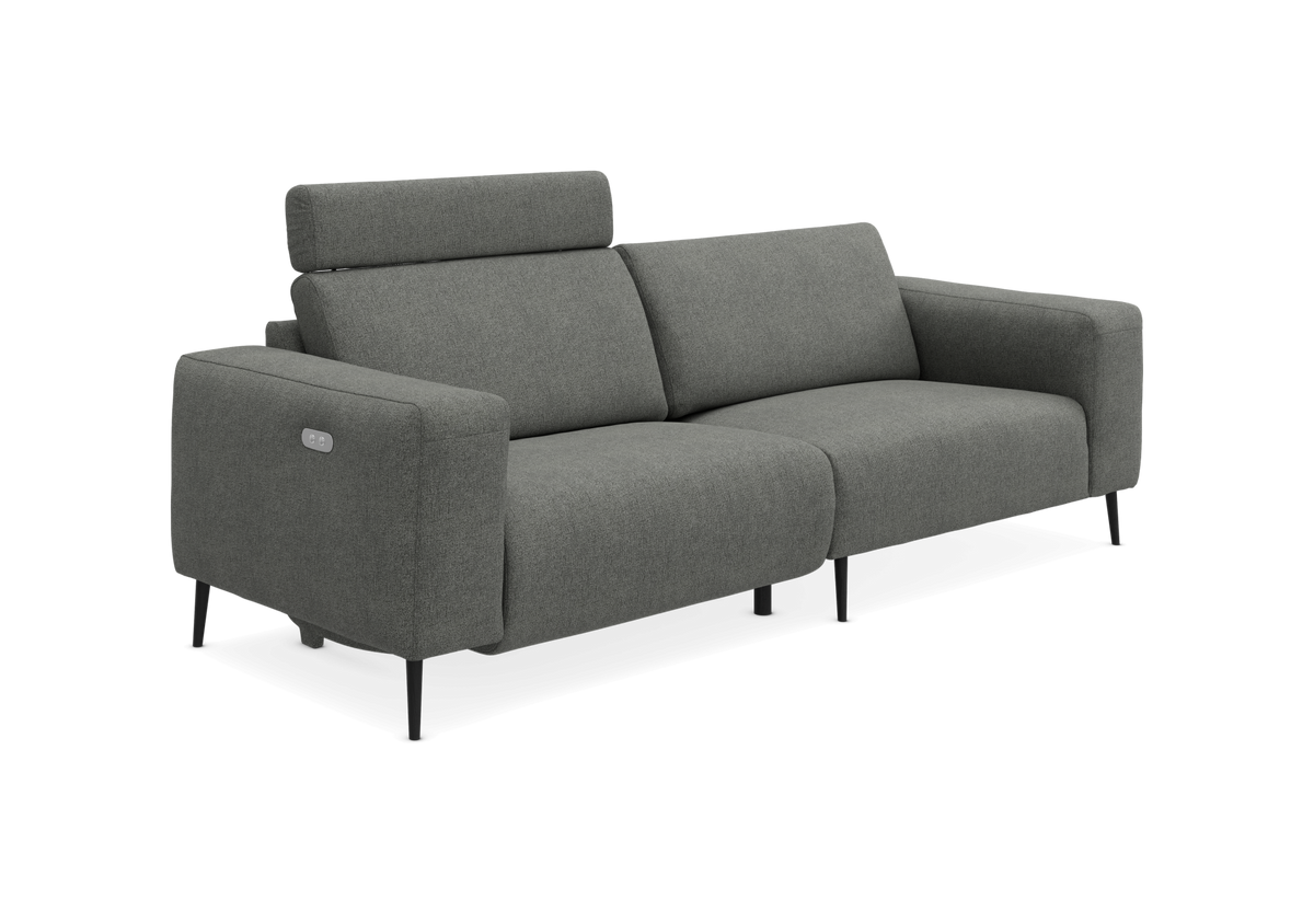 Grå modern 3‑personers sofa med justerbar nakkestøtte og slanke sorte ben, frilagt på hvid baggrund.
