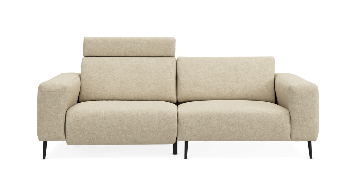 Beige 2‑personers sofa med justerbar nakkestøtte på venstre sæde, set forfra, med sorte ben.