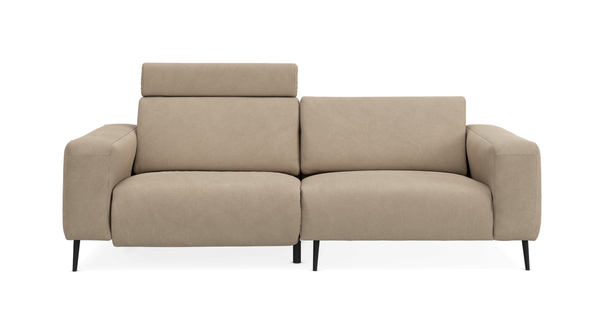 Forfra af en beige 2-personers sofa med justerbar nakkestøtte og sorte metalben, frilagt i studie.