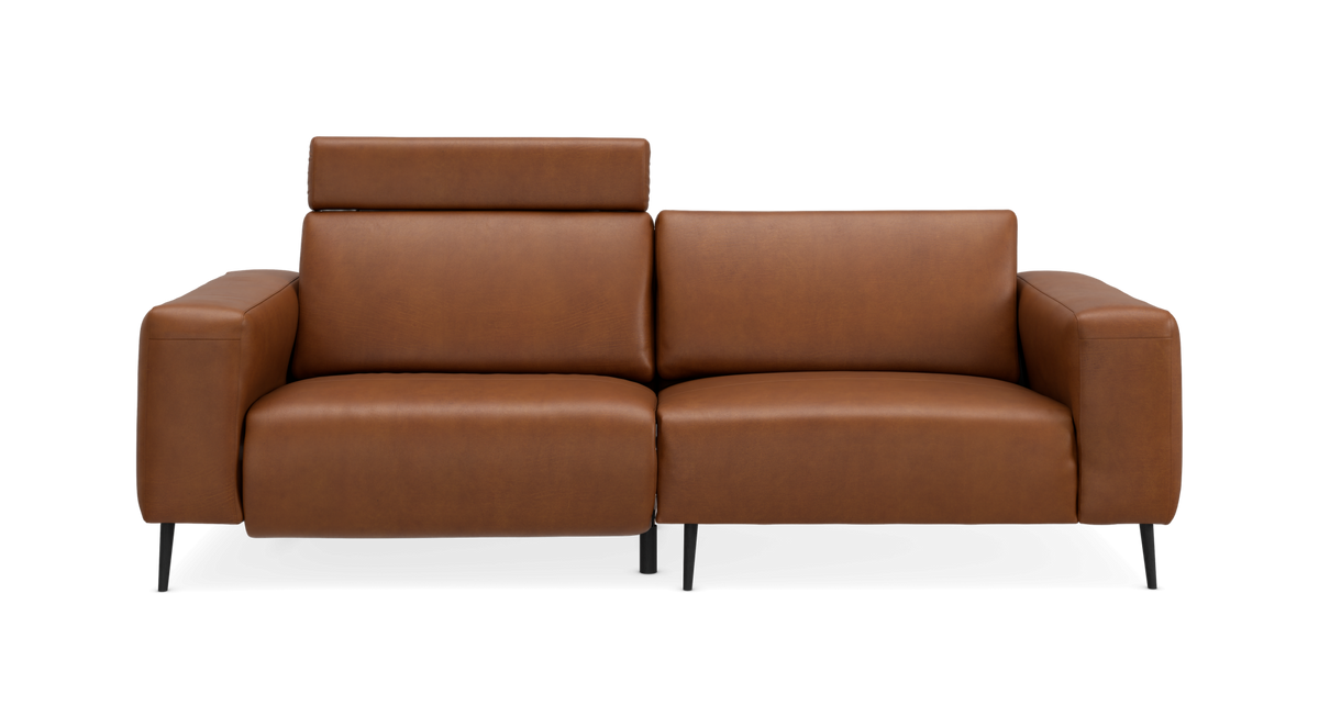 Brun lædersofa med justerbar nakkestøtte, set forfra.