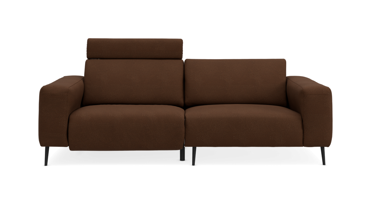 Brun 2-personers sofa med justerbar nakkestøtte, frontvisning i studieopsætning.