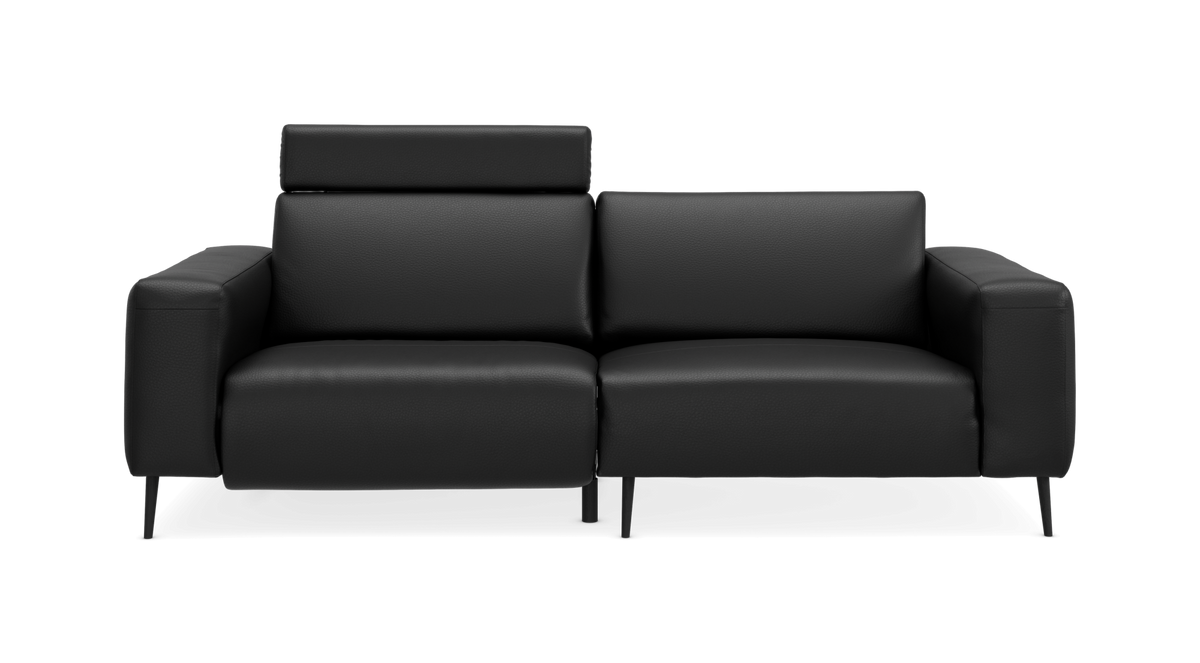 Sort 2-personers lædersofa med justerbar nakkestøtte, frilagt forfra.