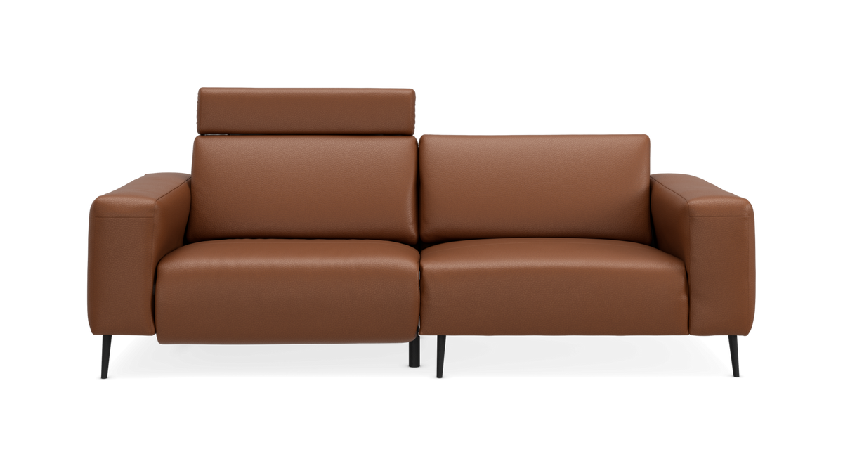 Brun 2-personers lædersofa med justerbar nakkestøtte, frontvisning på neutral baggrund.