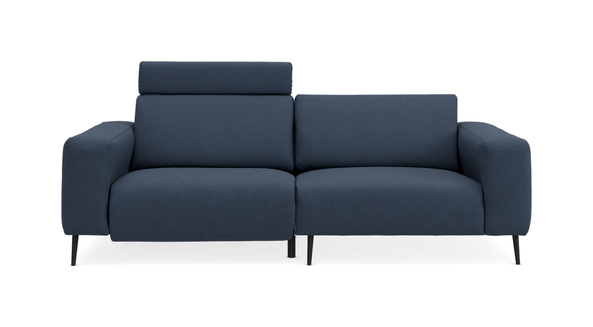 2-personers sofa i blåt stof med slanke sorte ben og justerbar nakkestøtte, forfra.