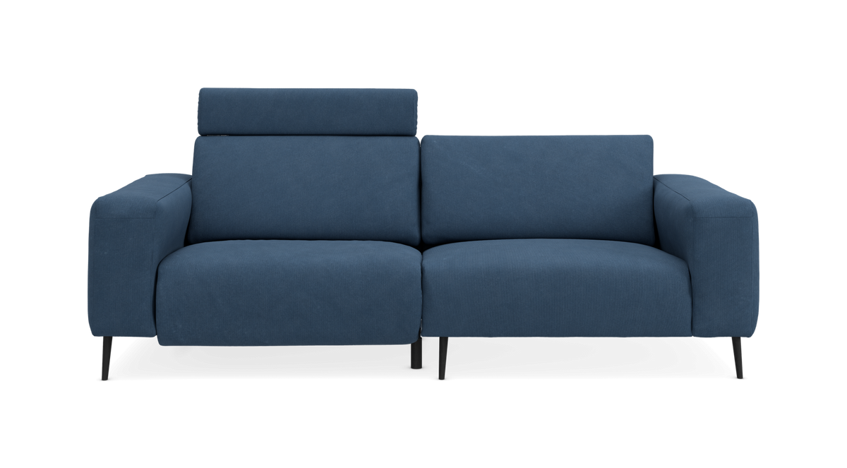 Frontvisning af en moderne blå 2-personers sofa med højt nakkestøtte, fotograferet i studie.