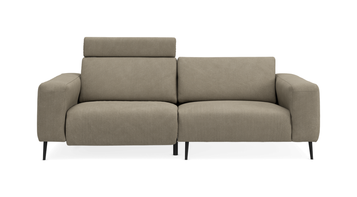Beige 2-personers sofa med justerbart nakkestøtte, frontvisning mod sort baggrund.