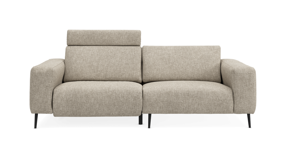 Beige 2-personers sofa med justerbar nakkestøtte, set forfra mod sort baggrund.