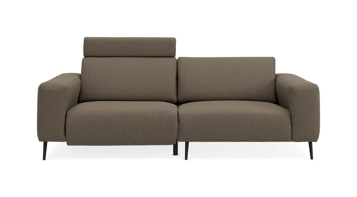 Brun/taupe 2-personers sofa med justerbar nakkestøtte, set forfra på sorte ben.