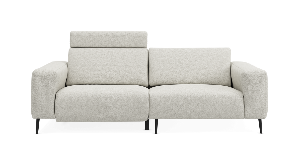 Forfra: lysebeige 2-personers sofa med justerbar nakkestøtte på venstre sæde og sorte ben, frilagt på hvid baggrund.