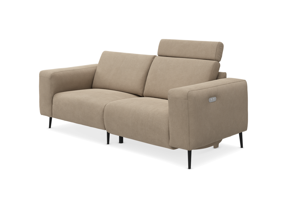 Beige 2-personers stofsofa med justerbar nakkestøtte og slanke sorte ben, vist i frontvinkel i studie; højre armlæn har elknapper.