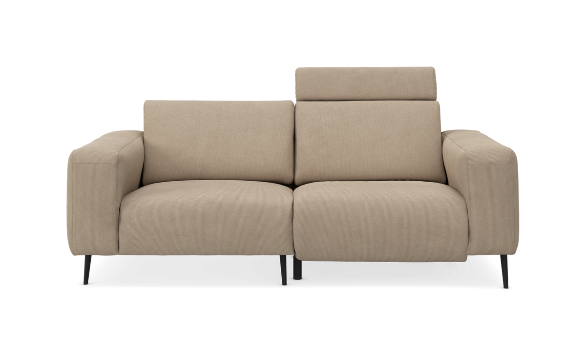 Beige tosædet sofa med justerbar nakkestøtte og sorte ben, frontvisning.