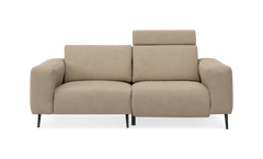 Beige tosædet sofa med justerbar nakkestøtte og sorte ben, frontvisning.