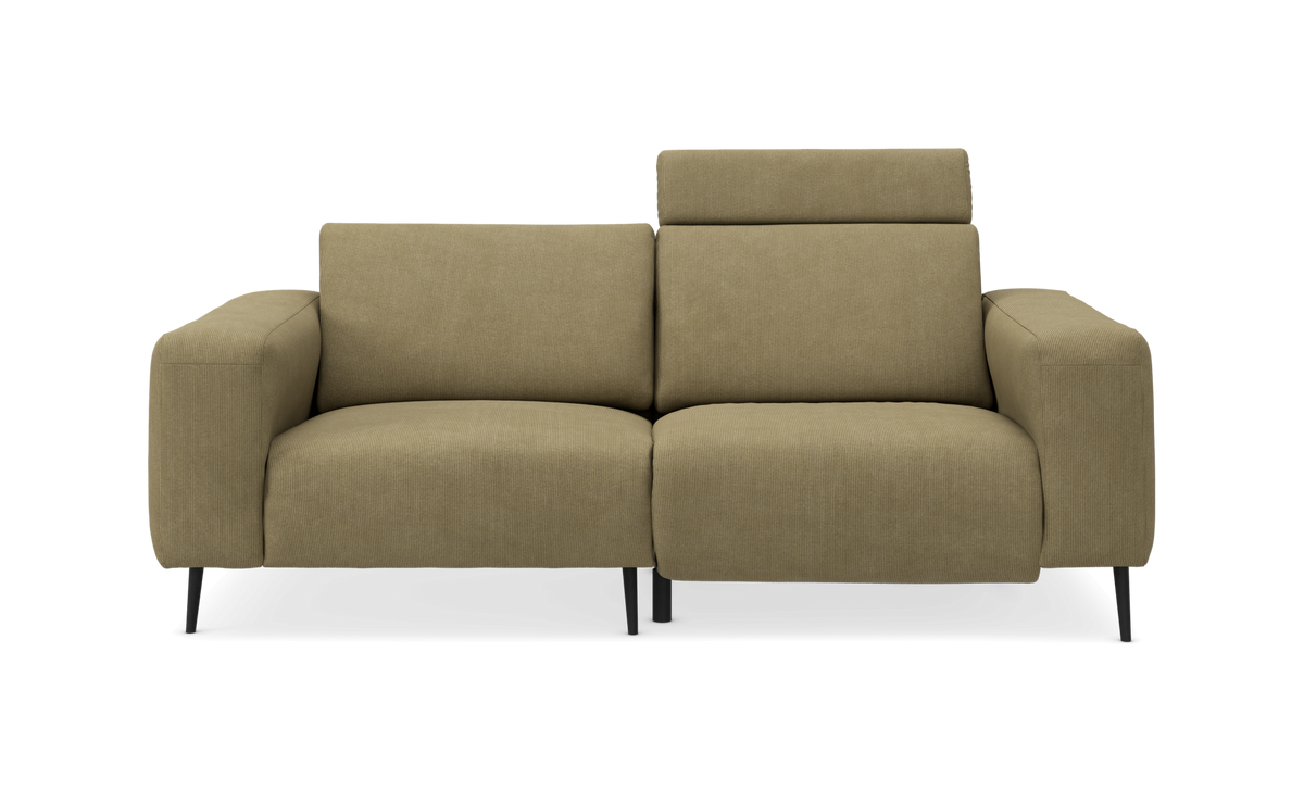 Olivengrøn 2-personers sofa med justerbar nakkestøtte, frontvisning i studieopsætning.