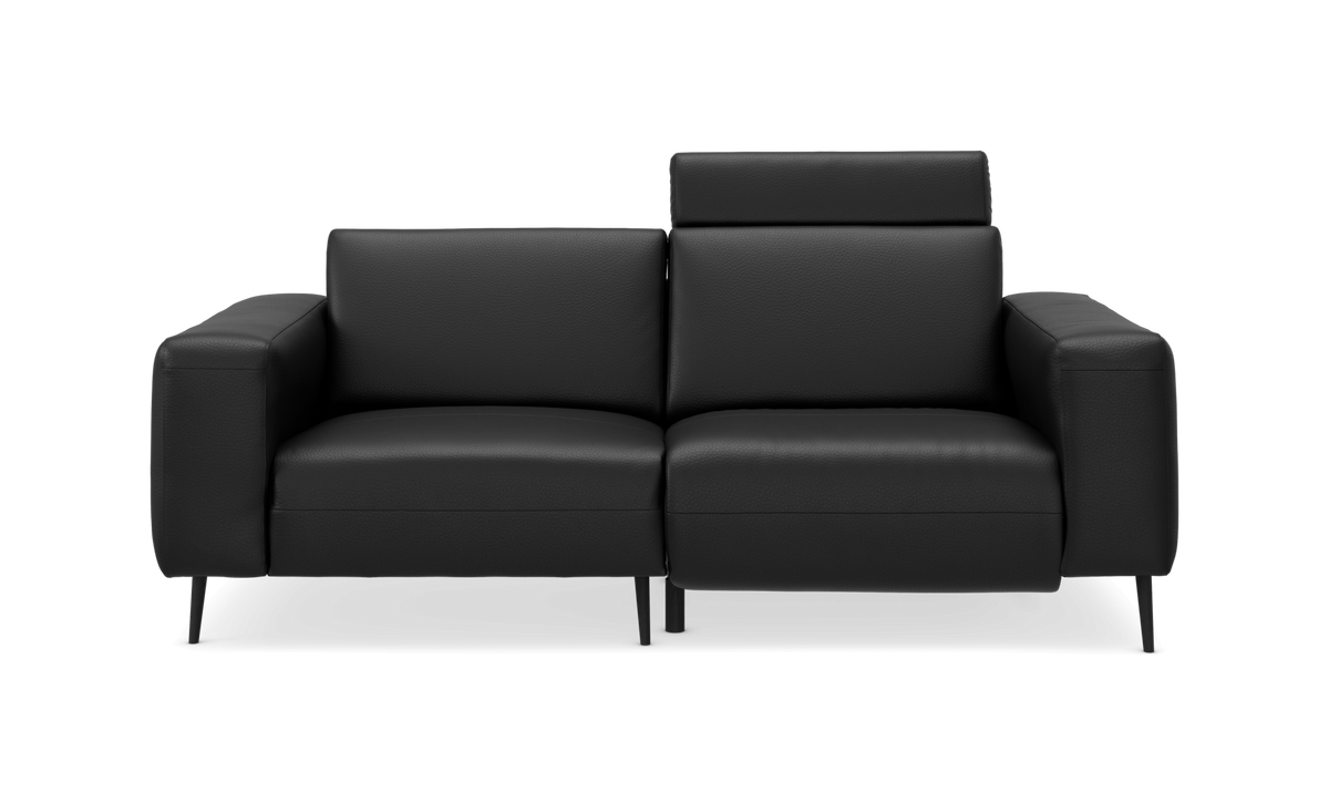 Sort 2-personers lædersofa med justerbar nakkestøtte, frilagt frontvisning.