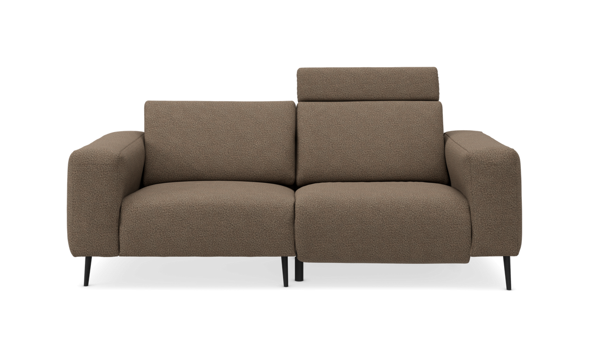Brun 2-personers sofa med justerbart nakkestøtte på højre sæde, fritlagt mod hvid baggrund.