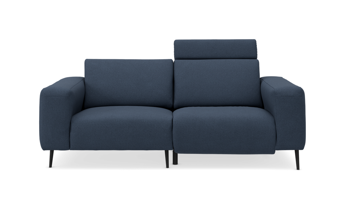 Mørkeblå 2-personers sofa med højre justerbare nakkestøtte slået op og slanke sorte ben.