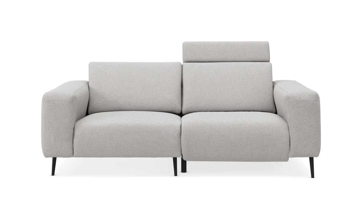 Lysegrå 2-personers sofa med justerbar nakkestøtte, frontvisning på hvid baggrund.