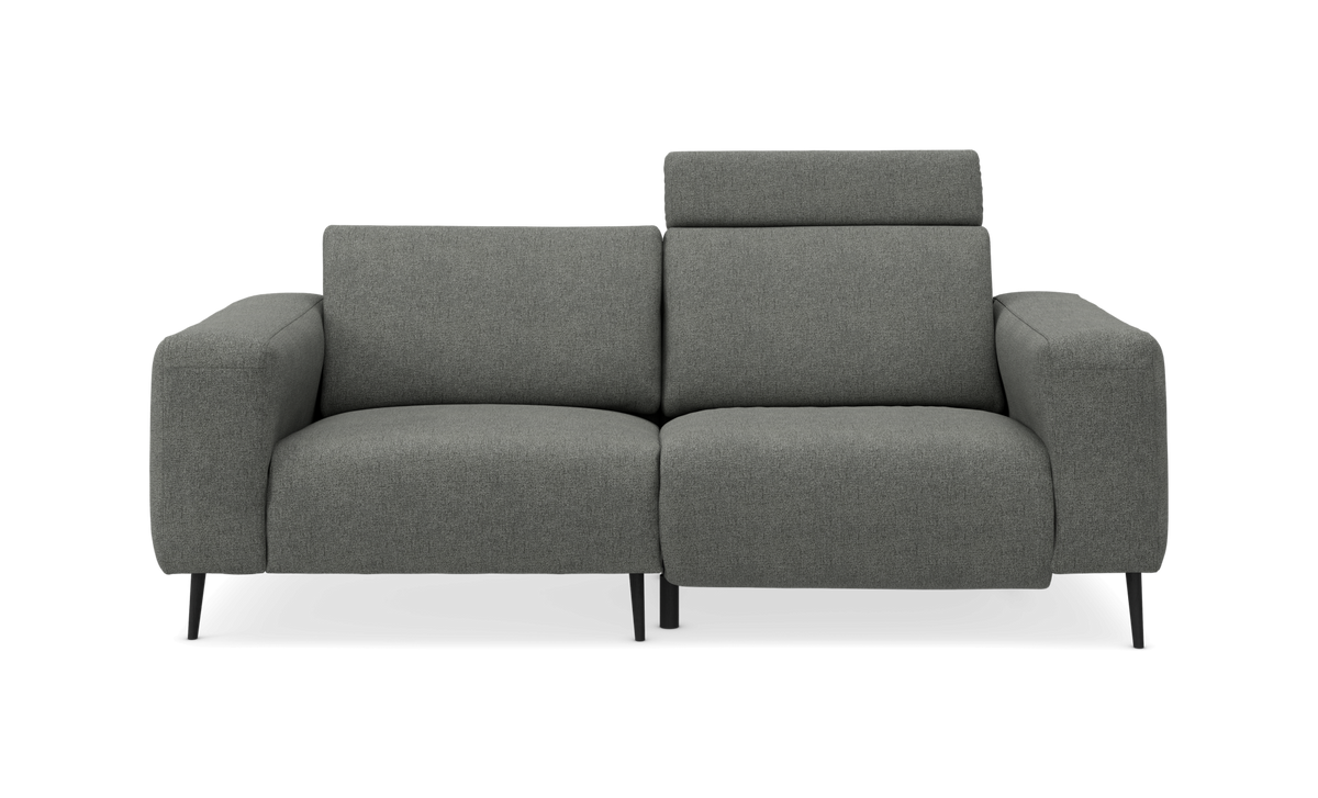 Grå 2-personers sofa med justerbar nakkestøtte på højre sæde, set forfra.
