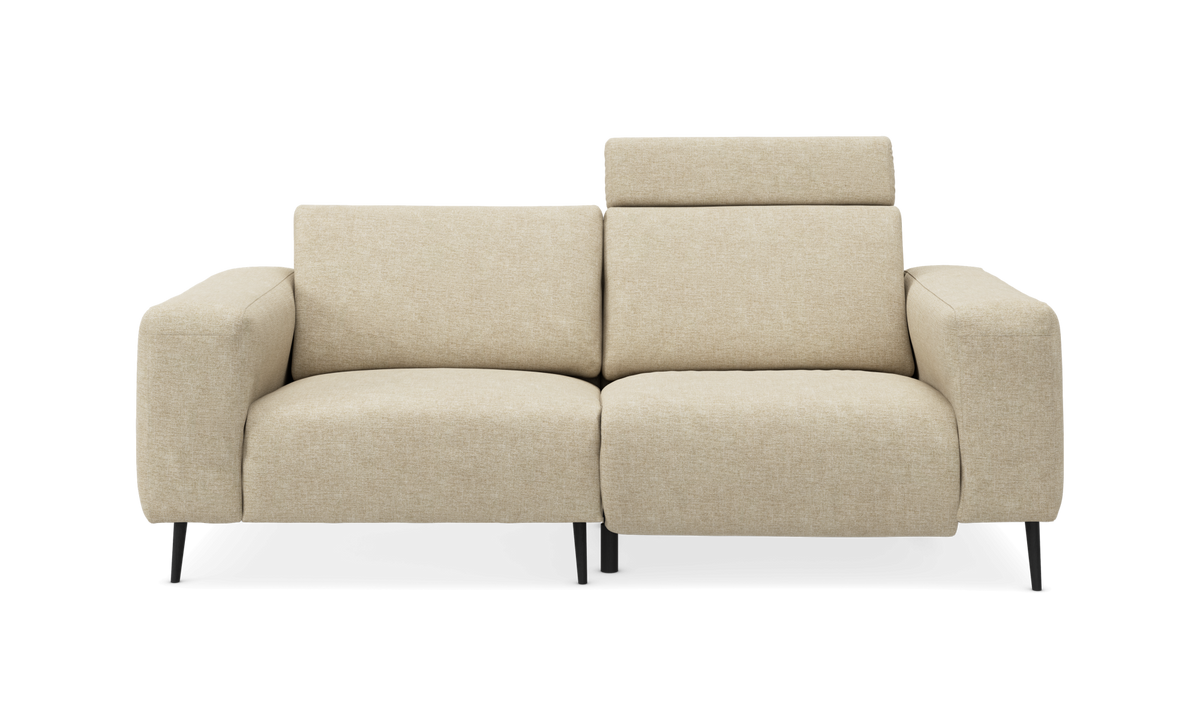 Beige 2-pers. sofa med hævet nakkestøtte på højre sæde, isoleret på hvid baggrund.