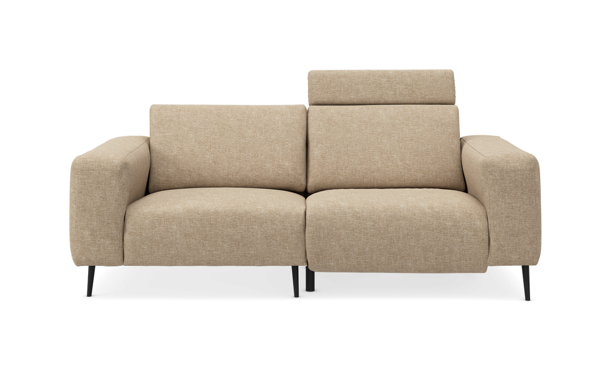 Beige 2-personers sofa med hævet justerbart nakkestøtte i højre side, frontvisning.