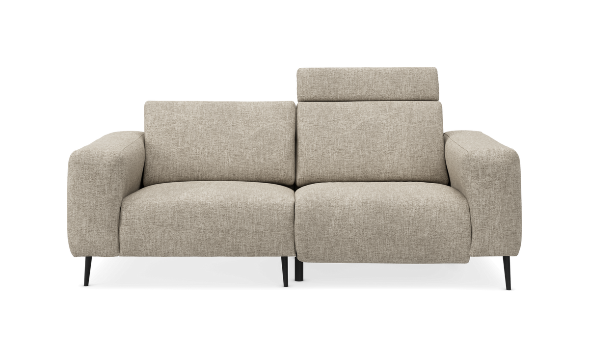 Beige 2-personers sofa med justerbart nakkestøtte på højre side, fritstående mod neutral baggrund.