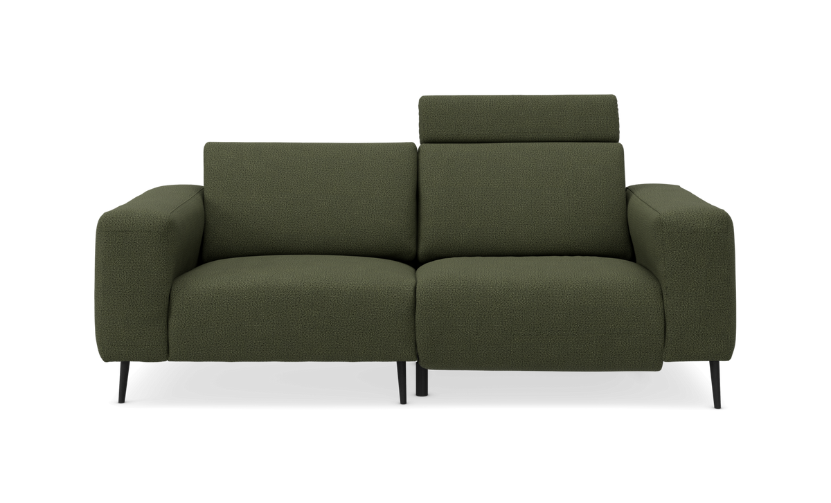Grøn 2-personers sofa med justerbart nakkestøtte på højre sæde og sorte ben, set direkte forfra.
