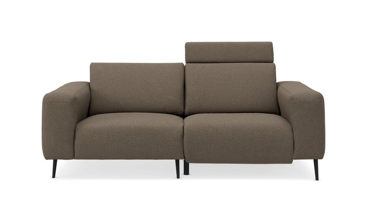 Brun tosædet sofa med justerbar nakkestøtte i højre side og sorte ben – isoleret frontvisning.