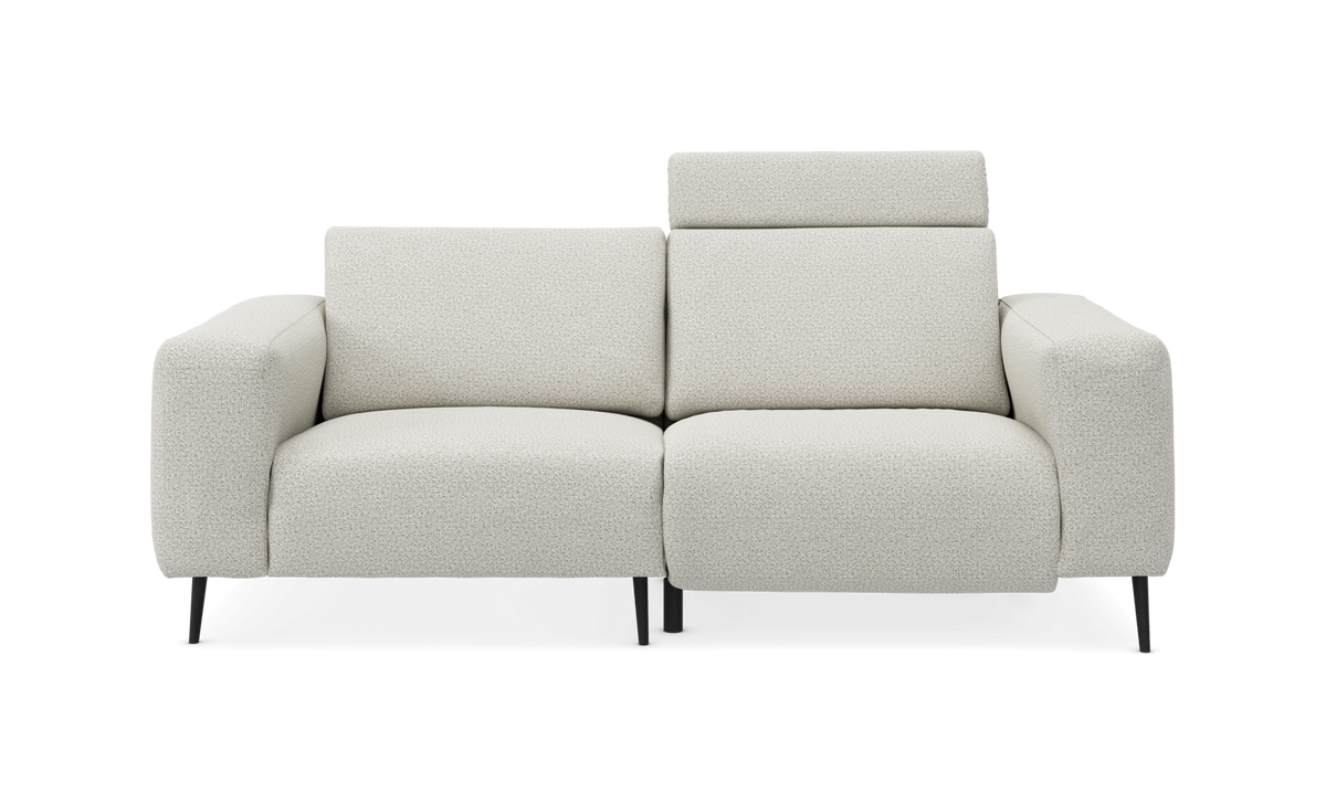 Lys beige 2-personers sofa med justerbar nakkestøtte, frilagt på hvid baggrund.