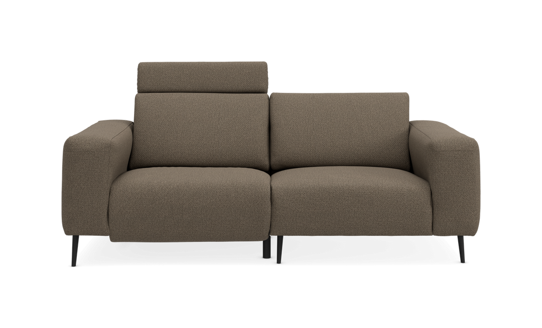 Brun 2-personers sofa med justerbar nakkestøtte, set forfra på hvid baggrund.