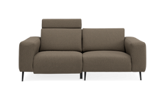 Brun 2-personers sofa med justerbar nakkestøtte, set forfra på hvid baggrund.
