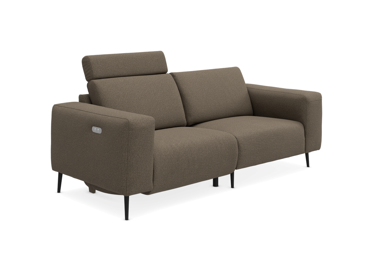 Brun moderne 2–3-personers sofa med justerbar nakkestøtte og slanke sorte ben, set i vinkel.