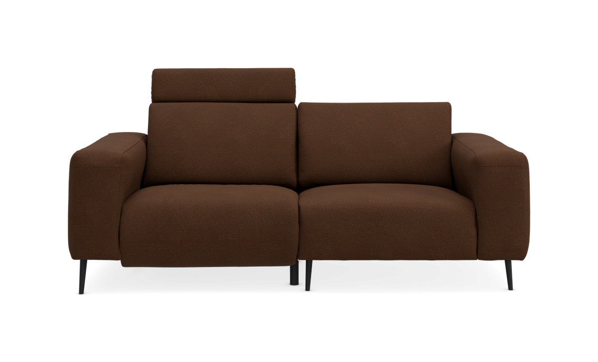 Brun 2‑personers sofa med justerbar nakkestøtte og slanke sorte ben, fritlagt på sort baggrund, frontvisning.