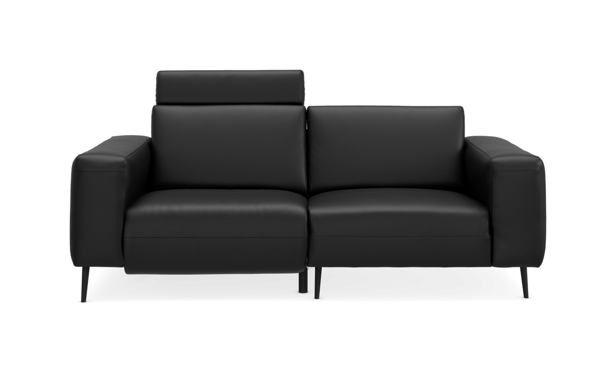 Sort tosæders sofa med justerbar nakkestøtte, frontvisning i studie.
