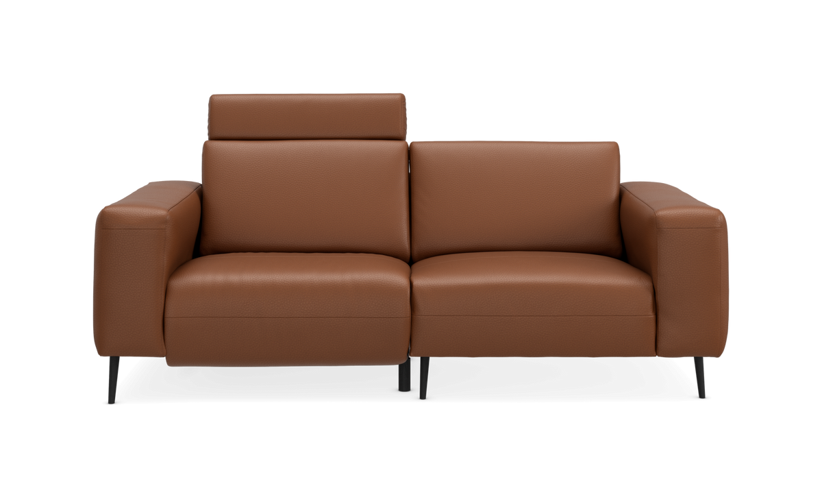 Brun tosædet lædersofa med justerbar nakkestøtte og slanke sorte ben, frontvisning.
