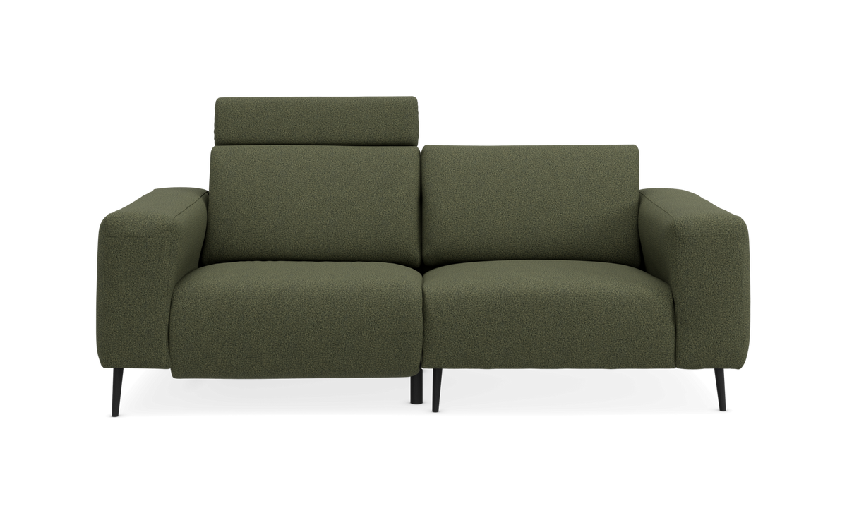 Grøn 2-personers sofa med justerbar nakkestøtte, fotograferet lige forfra i studie.