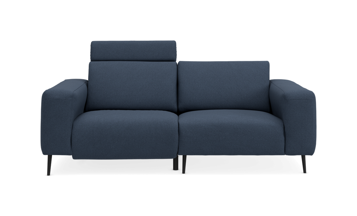 Mørkeblå 2-personers sofa med opklappeligt nakkestøtte på venstre side, frontvisning.
