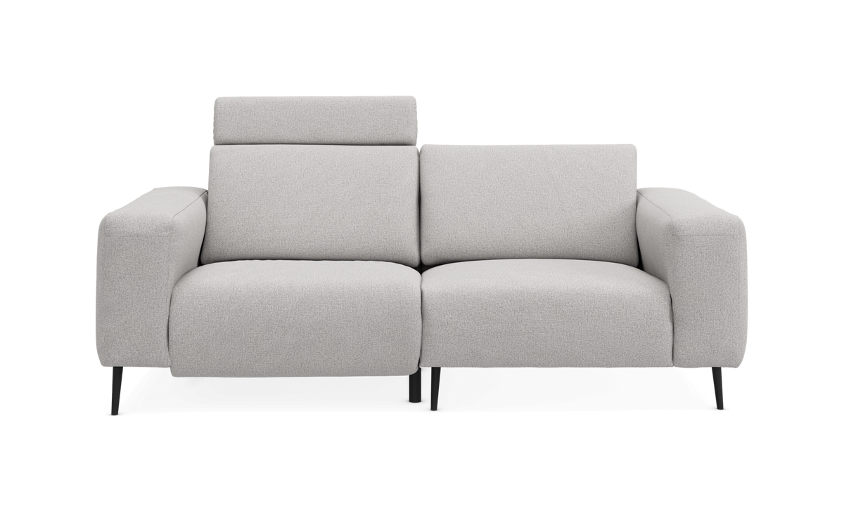 Lysegrå 2-personers sofa med justerbar nakkestøtte, fotograferet lige forfra på hvid baggrund.