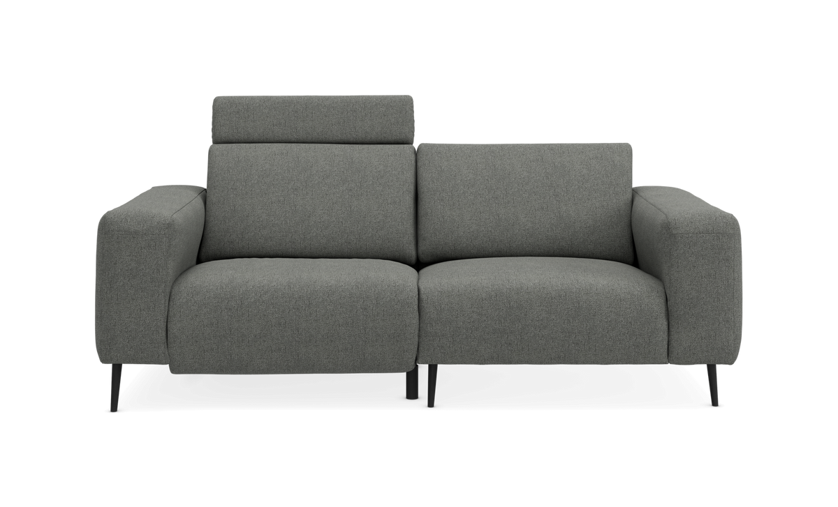 Grå 2-sæders sofa med justerbar nakkestøtte, set forfra.