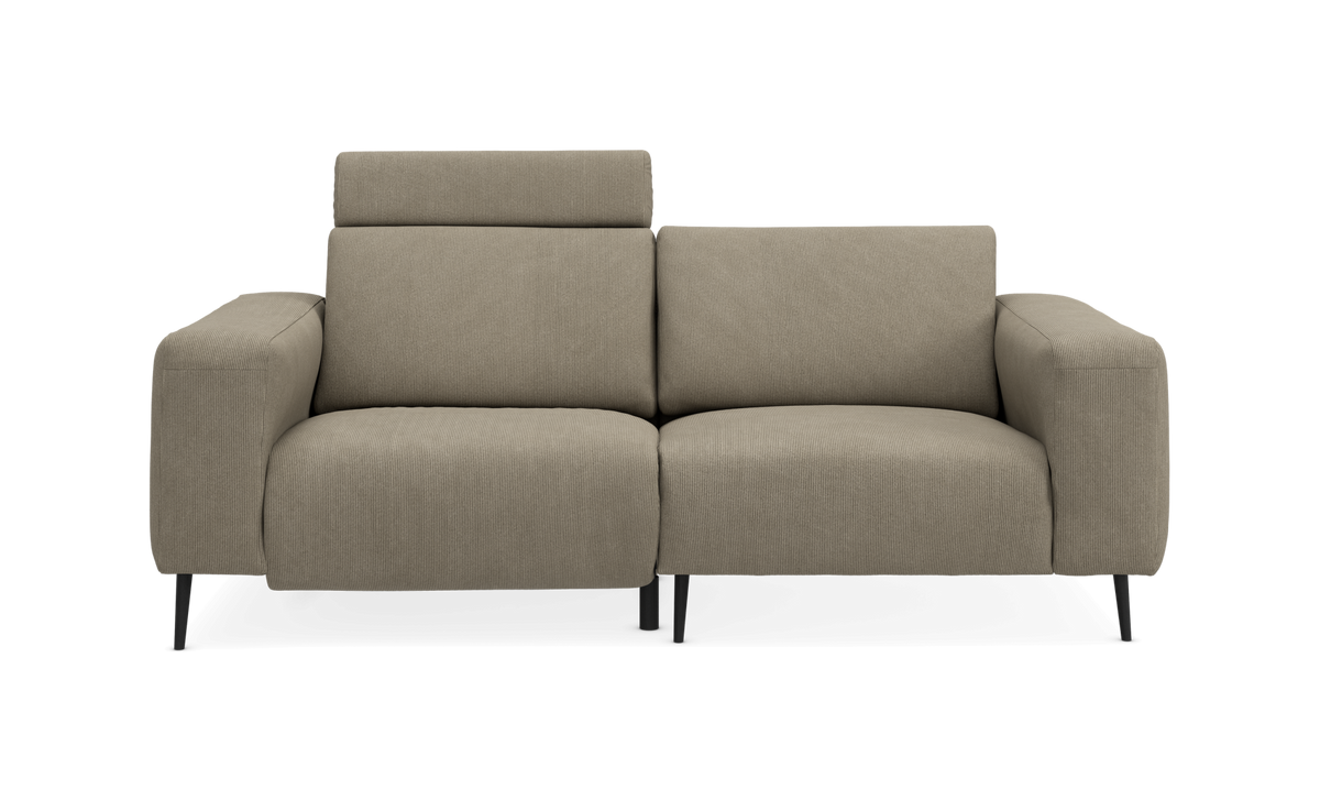 To-personers sofa i beige stof med justerbar nakkestøtte, set forfra på sort baggrund.