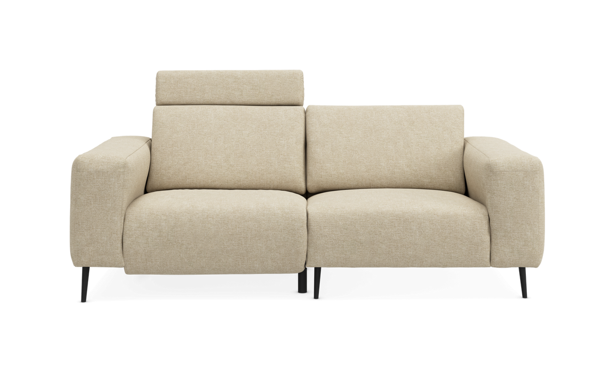 Beige 2-personers sofa med justerbar nakkestøtte, set forfra på hvid baggrund.