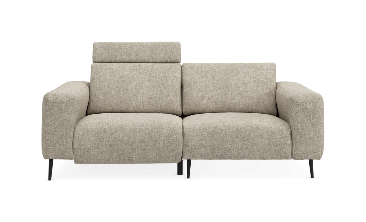 Forfra: beige 2-personers stofsofa med justerbar nakkestøtte i venstre side og sorte ben, frilagt på hvid baggrund.