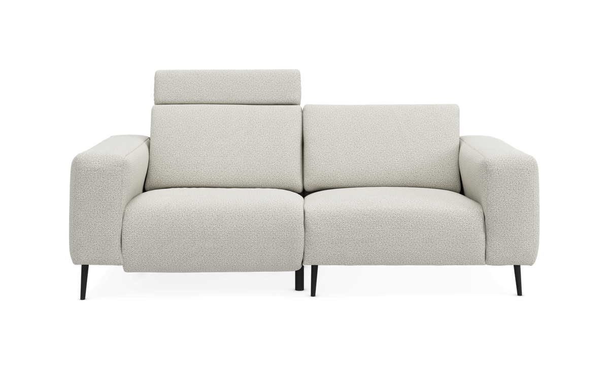 Lys beige 2-personers sofa med justerbar nakkestøtte og sorte ben, frontvisning.