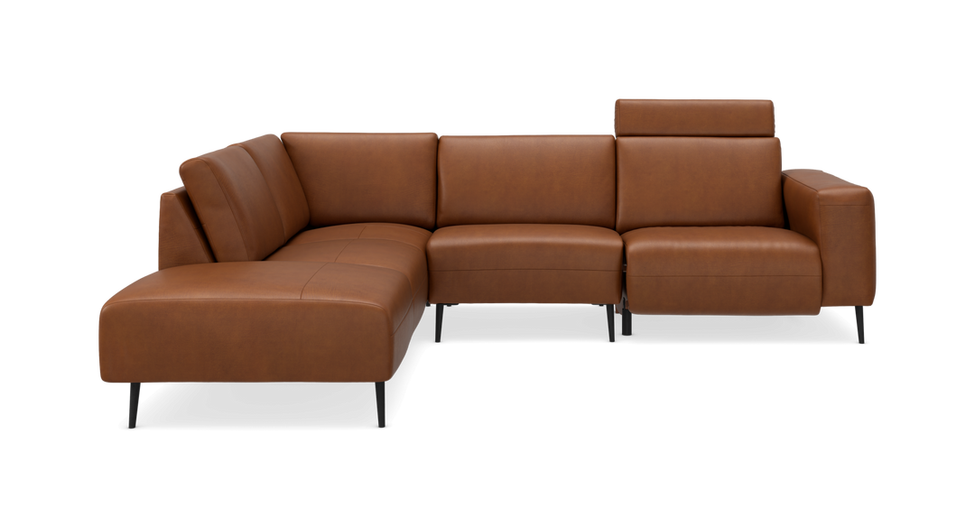 Brun L-formet lædersofa med justerbar nakkestøtte og slanke sorte ben, frilagt produktbillede.