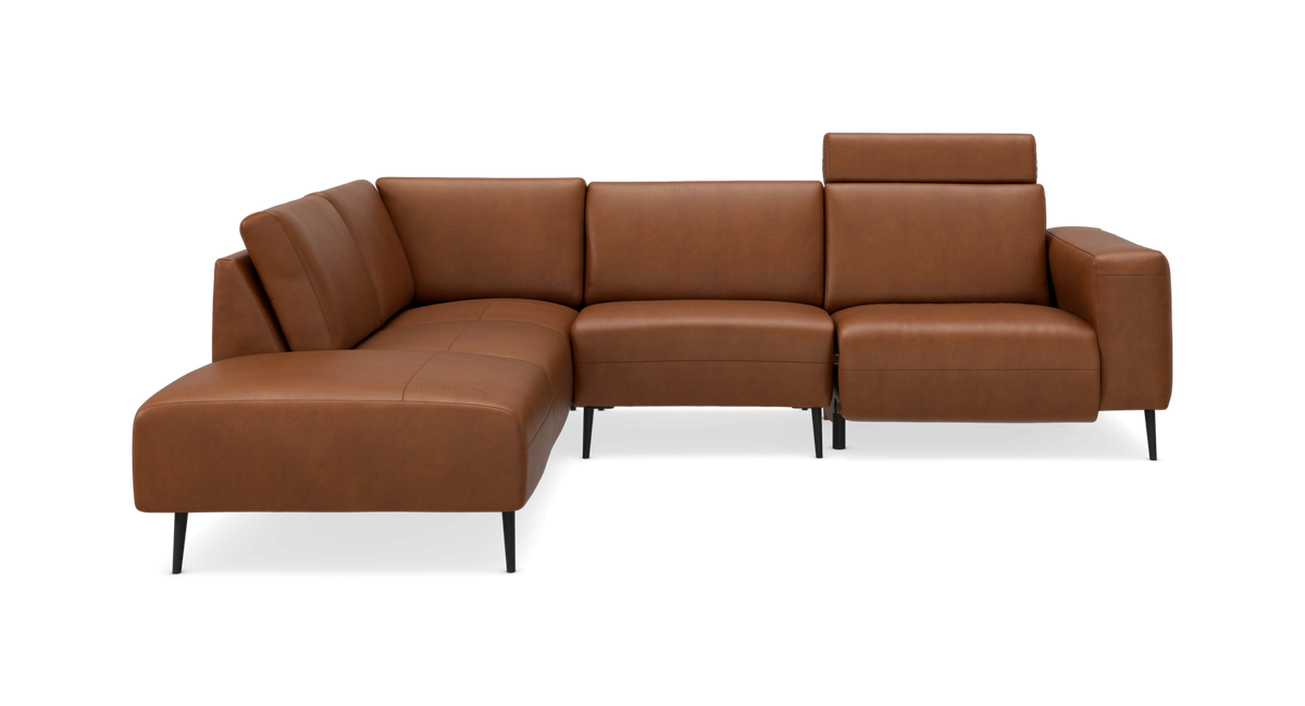 Brun L-formet lædersofa med justerbar nakkestøtte og slanke sorte ben, frilagt produktbillede.