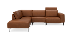 Brun L-formet lædersofa med justerbar nakkestøtte og slanke sorte ben, frilagt produktbillede.