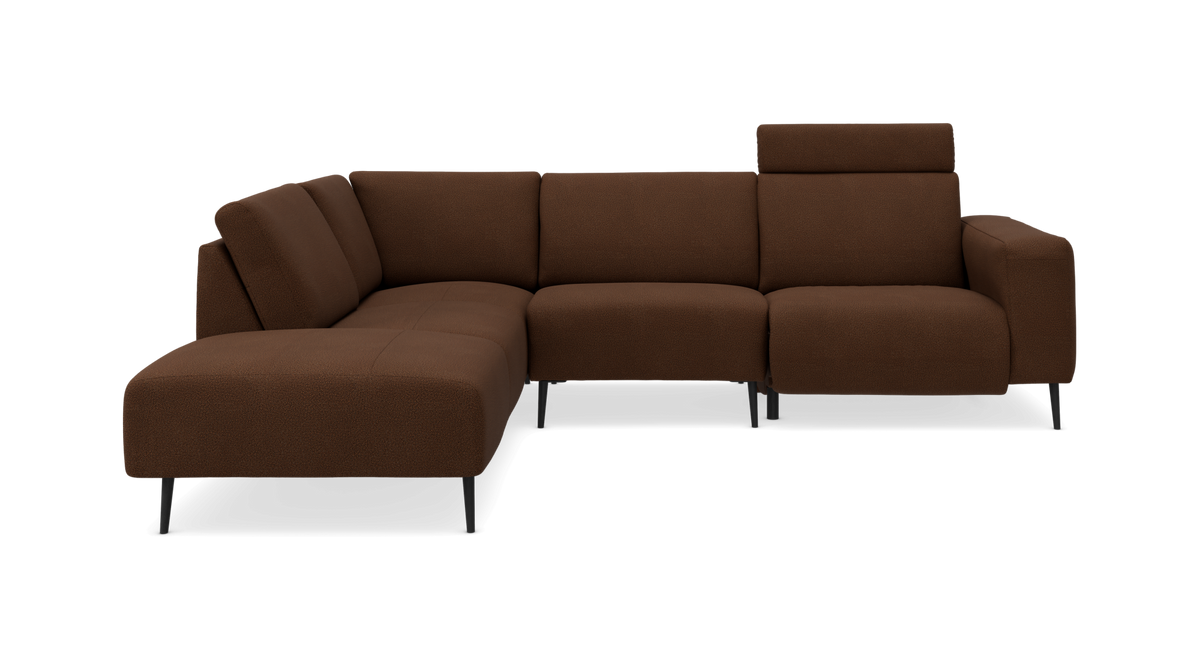 Brun L‑sofa med højre armlæn og justerbart nakkestøtte, moderne design på sorte ben.